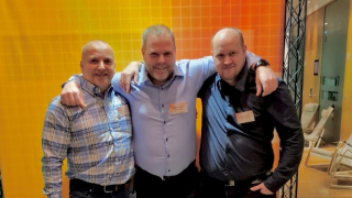 3 ansatte står samlet