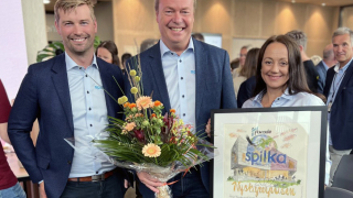 3 ansatte står samlet med diplom for årets nyskaper